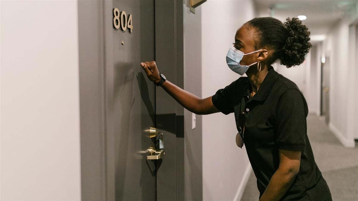 為何進房要敲3下？飯店員工揭驚人答案：不是避邪